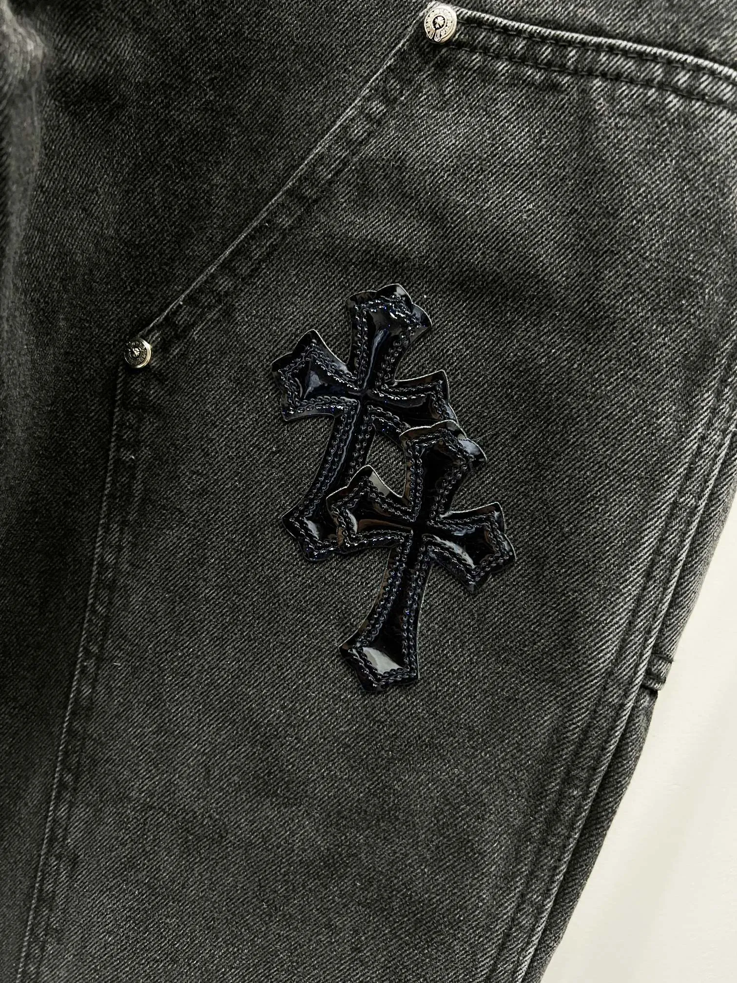 P270 Style No.: (K730) Chrome Hearts & Chrome Hearts 25FW CH workwear logging black and orange patchwork leather limited edition cow king jeans Chrome Hearts’ most popular color pants are made of beaded canvas fabric. Heavy washing makes the upper body of the fabric more textured and the pants are tall and straight! The three-dimensional cutting of the whole trousers is a masterpiece! The hardware is customized by zp. The beaded canvas fabric is thick and soft after being washed. It has good breathability. Customized small leather label. Unique design. The details are simple and elegant, and the workmanship is exquisite. The whole trousers are neatly routed and the details are in place! It’s so cool that both men and women can easily control the genderless trend!  Size: 30-32-34-36 Color: black